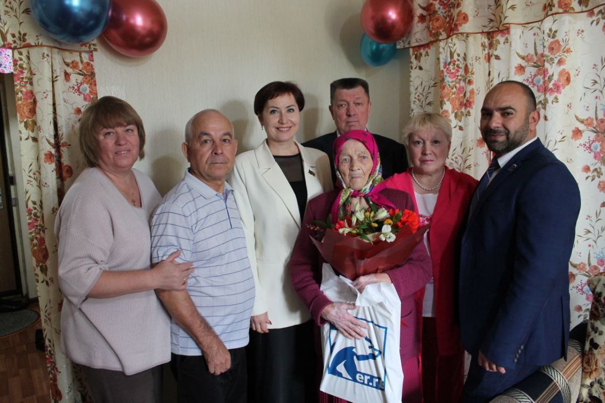 Депутаты Елена Кадирова и Размик Мамиконян поздравили с 95-летием жительницу Чебоксар