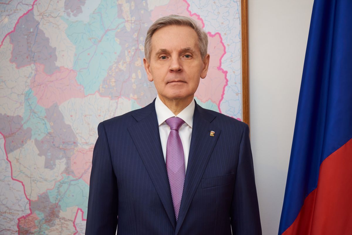 Андрей Артюхов поздравил педагогов с Днем учителя