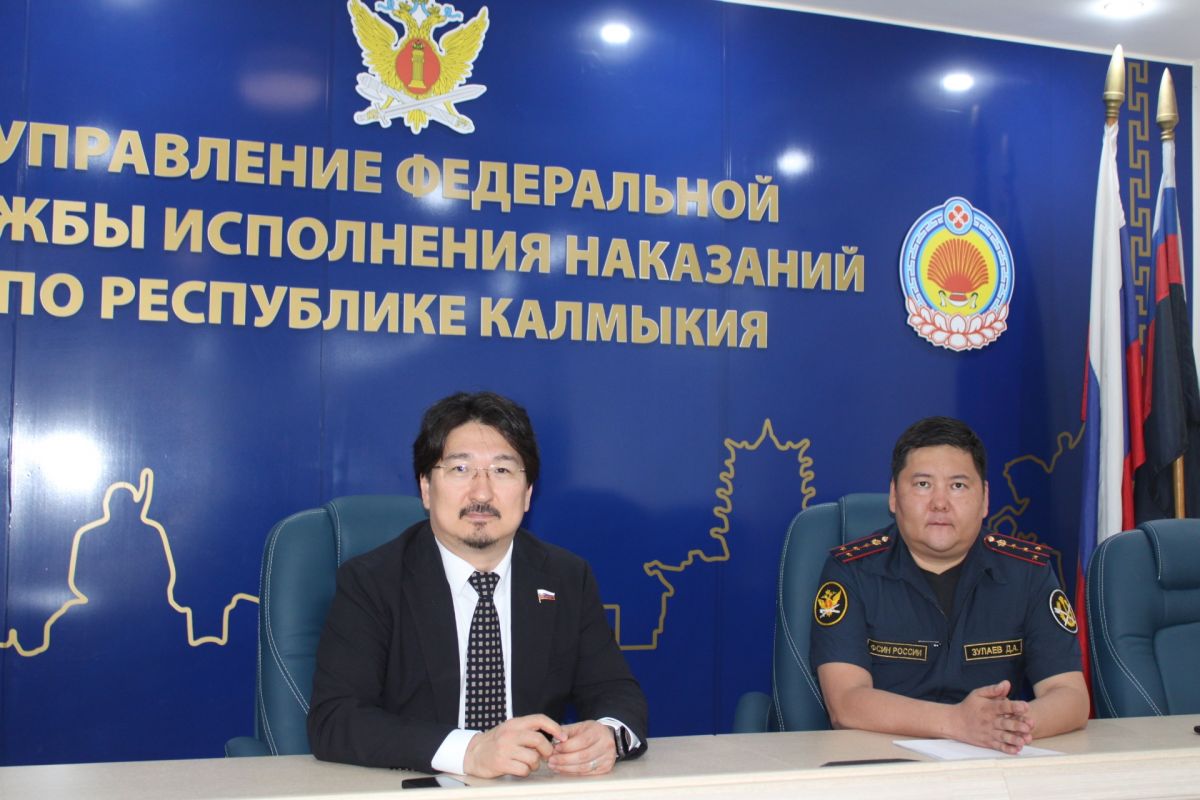 Бадма Башанкаев почтил память героя-врача Александра Очирова