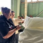 Партийная помощь на фронт: «Единая Россия» передала волонтерам парафин для окопных свечей.