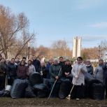 Уйские единороссы приняли участие в субботнике, направленном на приведение в порядок общественных пространств и подготовку к зиме