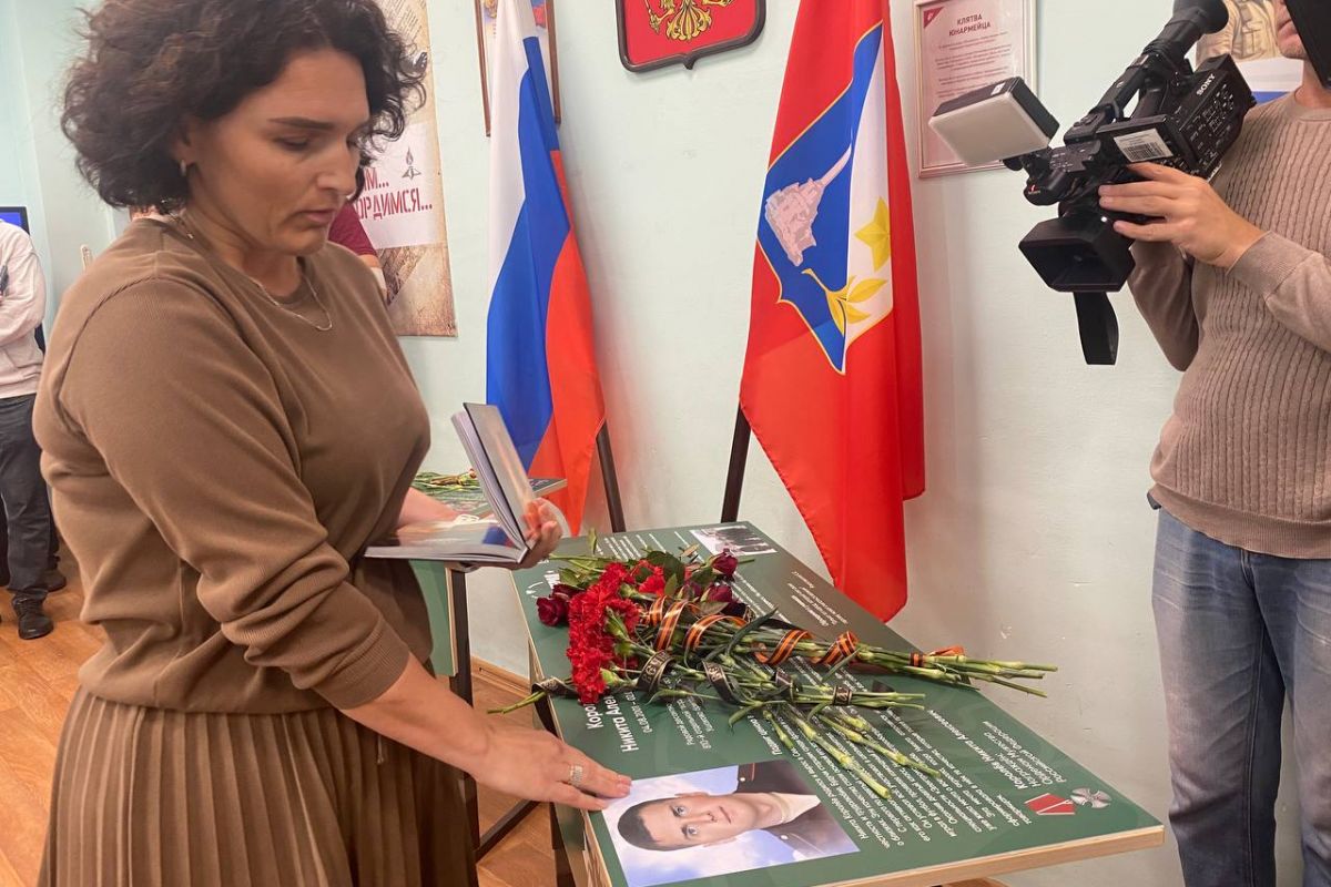 В школе №40 открыли «Парты Героев» в честь учеников школы Никиты Королёва и Юрия Бурьяна