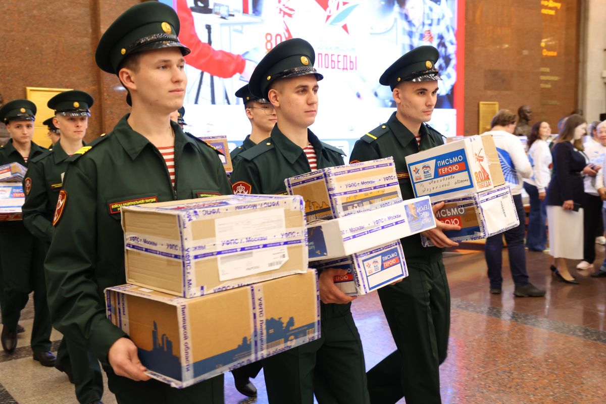 «Единая Россия» передала бойцам СВО письма от участников «Диктанта Победы»