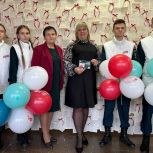 Россошанские молодогвардейцы и единороссы поздравили работников сферы образования с профессиональным праздником