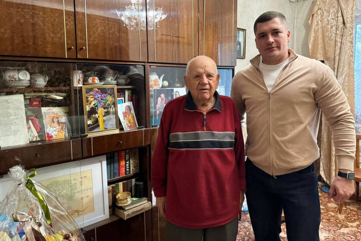 Депутат «Единой России» Вячеслав Сорокин в Ростове-на-Дону навестил ветерана Великой Отечественной войны Юлия Ниловича Чередникова