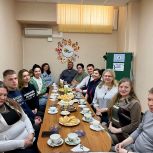 Сторонники «Единой России» в Международный день белой трости посетили местную организацию Всероссийского общества слепых и сыграли в шашки и домино с закрытыми глазами