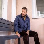 Алексей Вихарев помог установить новые скамейки у Свердловского областного онкологического диспансера