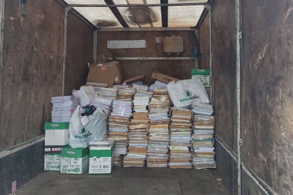 Партпроект «Защита животного мира» совместно с Министерством природных ресурсов собрали макулатуру в поддержку бездомных животных