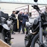 Единороссы и общественники провели торжественный митинг у мемориала «Буханка, которая спасает» и отправили на фронт новую технику
