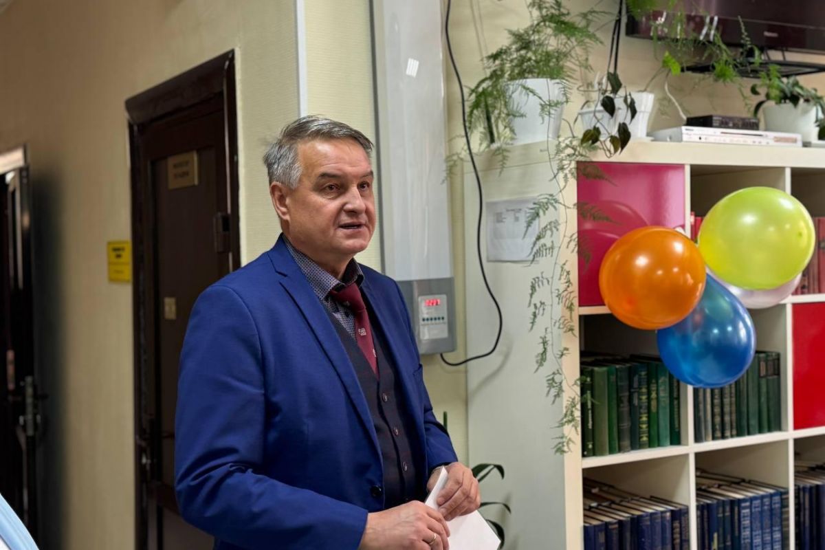 Евгений Зяблицев и Евгений Шаповалов поздравили одно из учреждений Министерства социальной политики с 30-летием со дня основания