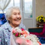 Секретарь местного отделения ЕР Иван Лебедев поздравил ветерана с 109-летием заполярной столицы
