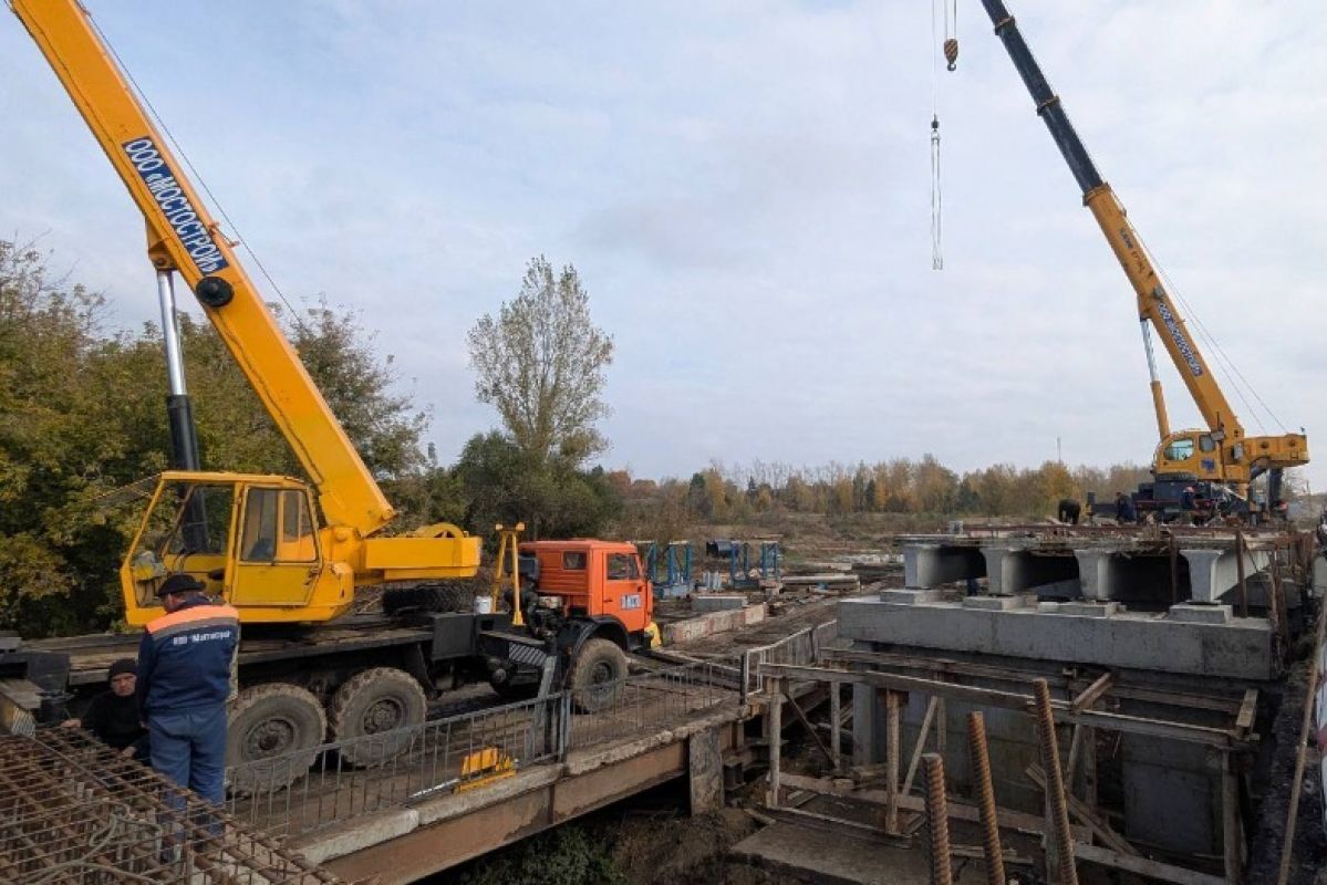 По народной программе продолжается ремонт моста через реку Разазовка в Моршанском округе