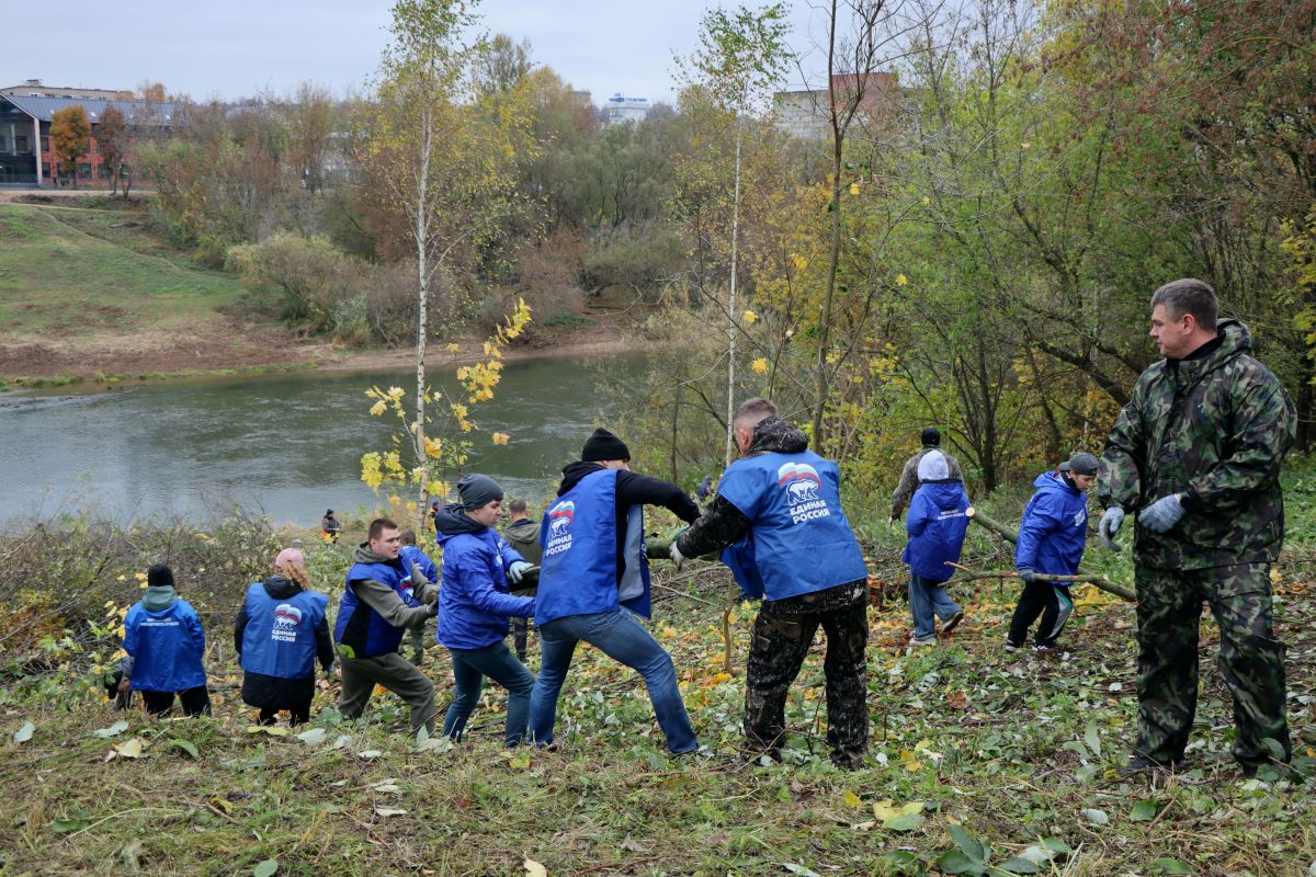 «Хотим сделать наш город ещё краше». «Единая Россия» продолжает приводить в порядок берег Днепра