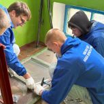 Активисты «Единой России» и МГЕР помогают устранять последствия взрыва газа в Красном Луче