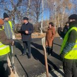 Спортивная площадка, дорога и пляж: Игорь Панарин проконтролировал строительные работы в Тюменцевском районе