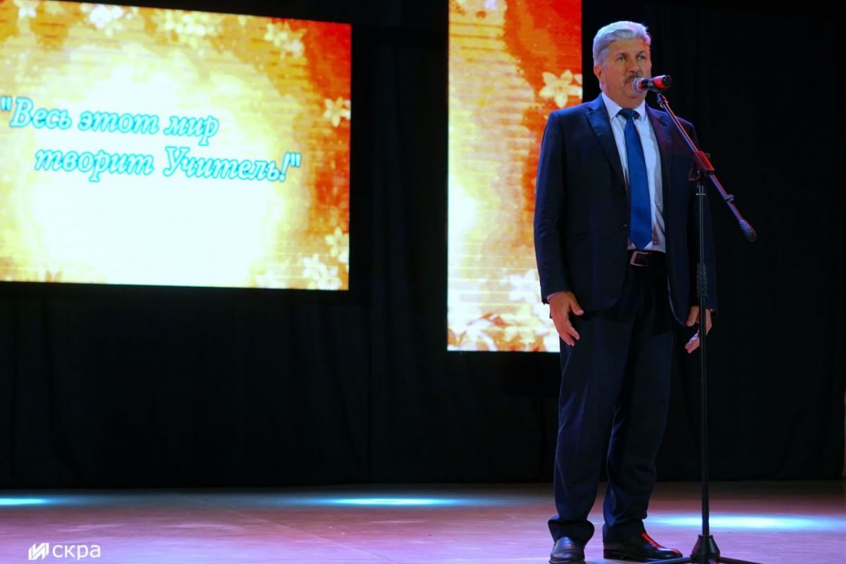 Секретарь Еткульского местного отделения партии «Единая Россия», глава округа Юрий Кузьменков выступил на праздничном концерте, посвященном учителям