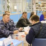 В Великом Новгороде по партпроекту «Моя карьера с Единой России» для ветеранов СВО и жителей провели ярмарки вакансий