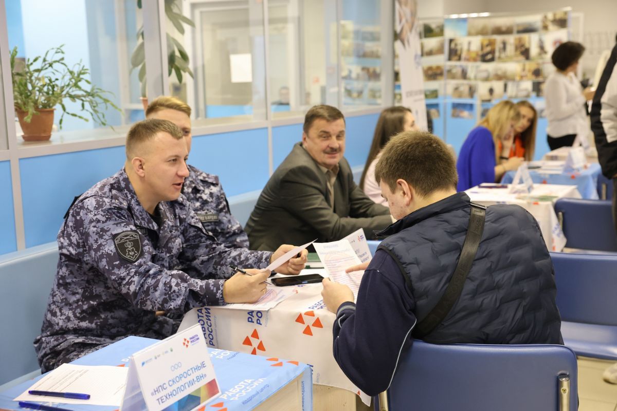 В Великом Новгороде по партпроекту «Моя карьера с Единой России» для ветеранов СВО и жителей провели ярмарки вакансий