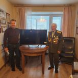 Сергей Павленко вручил телевизор уральскому ветерану