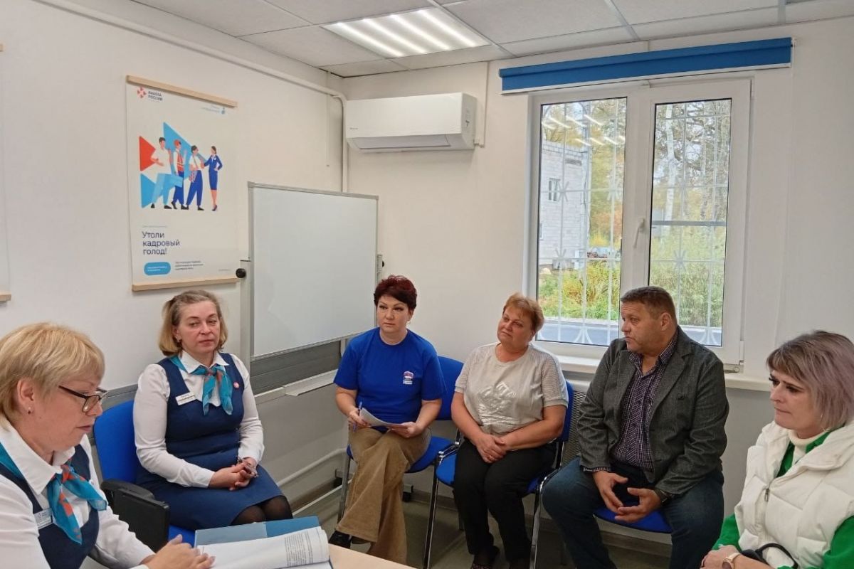 Вопросы организации самозанятости безработных граждан обсудили в Износковском районе