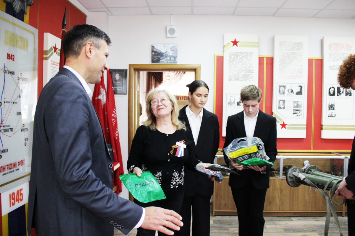 Музею гимназии №25 единороссы передали трофеи из Суджи