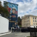 «Мурал Победы» открылся во Владивостоке: на семиэтажной казарме увековечили адмирала Николая Кузнецова