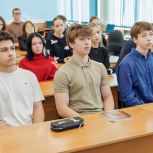 Депутаты «Единой России» провели «Урок от профессионала» для старшеклассников магаданской школы № 2