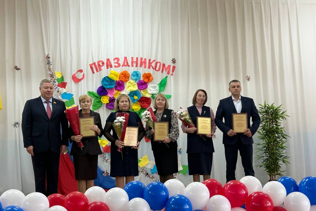 Депутат Николай Малов поздравил с праздниками красночетайских педагогов