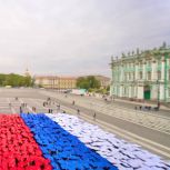 Петербургская молодежь провела масштабный флешмоб на Дворцовой площади ко дню рождения Владимира Путина