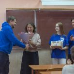 Нижегородские молодогвардейцы поздравили учителя английского с полувековым стажем накануне Дня учителя