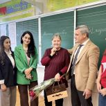 Цветы, улыбки, поздравления: как единороссы чествуют педагогов