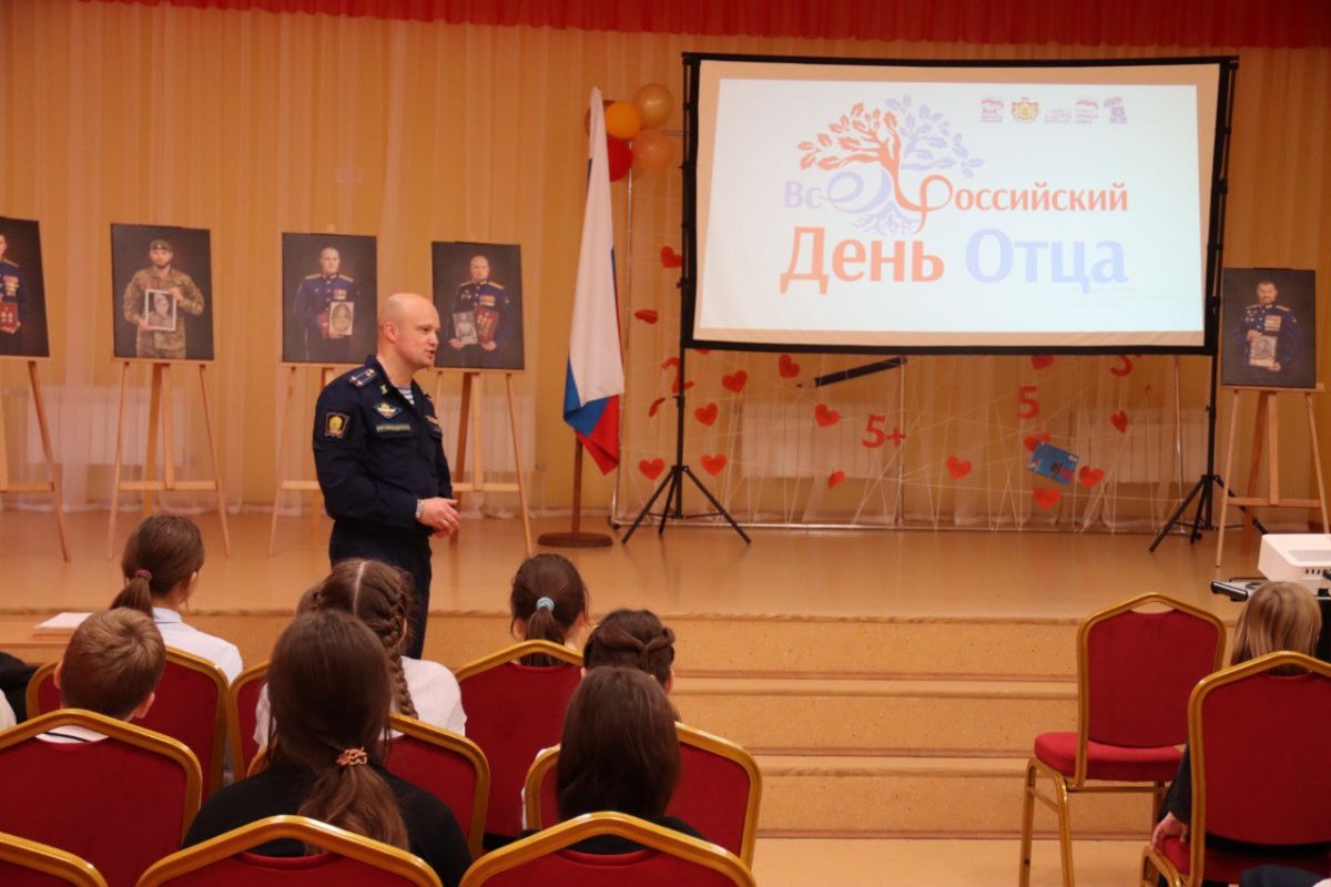 В преддверии Дня Отца в школе №1 им. В.П. Екимецкой представили выставку «Наследники победителей»