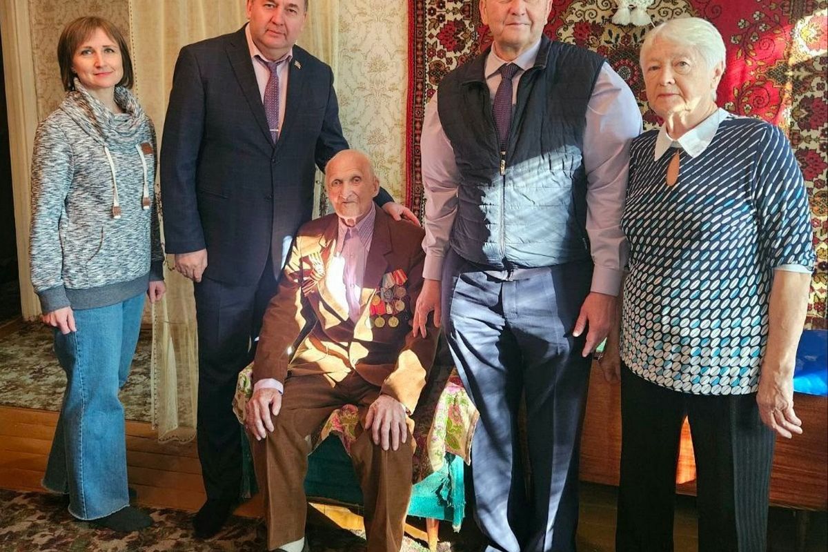 Кемеровский депутат от «Единой России» поздравил ветерана со 100-летним юбилеем