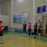 В канун праздника в зале спорткомплекса Спортивной школы Олимпийского резерва «Труд» в селе Коткино Заполярного района Ненецкого автономного округа состоялся турнир по волейболу, посвященный Международному женскому дню 8 марта