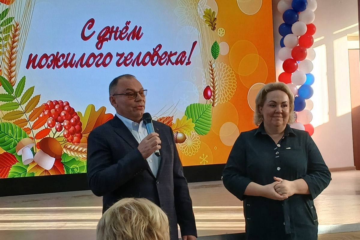 В Ленинском районе партийцы «Единой России» поздравили жителей с Днем пожилого человека