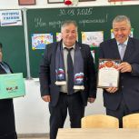 Сегодня секретарь местного отделения партии «Единая Россия» в г. Малгобек Усман Евлоев посетил школу № 6 и поздравил педагогический коллектив с Днём учителя