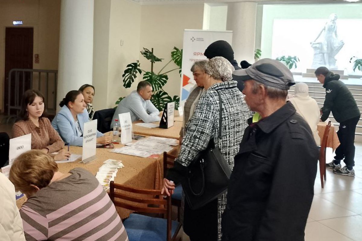 в ДК им. А.С. Пушкина прошла ярмарка вакансий, организованная Центром занятости населения Еманжелинска в рамках партпроекта проекта «Моя карьера с Единой Россией»