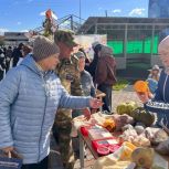 В Макарове Сахалинской области «Единая Россия» организовала благотворительную ярмарку в поддержку бойцов СВО