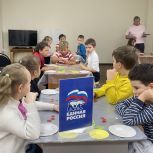 «Единая Россия» организовала творческие мастер-классы для детей в Сатке Челябинской области