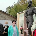 Вольские партийцы возложили цветы к памятнику Талалихину