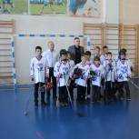 «Единая Россия» подарила форму хоккейной команде из Сенгилея