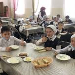 «Единая Россия»: Во всех школах Чечни организовано качественное горячее питание для младшеклассников
