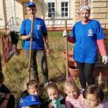 В Юринском районе школьники приняли участие в благоустройстве обелиска воинам, погибшим в Великой Отечественной войне
