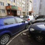 Что делать, если автовладельцы паркуются на газоне, разъясняет Александр Козлов