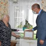 Владимир Мутовкин навестил пенсионеров своего округа и передал им продуктовые наборы