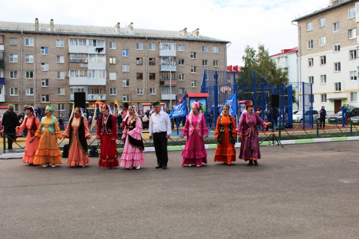 В Октябрьском в рамках проекта «Городская среда» благоустроен еще один двор