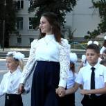 Владимир Константинов посетил торжественную «линейку» в Научненской средней школе