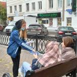 Активисты партпроекта «Безопасные дороги» раздали светоотражающие браслеты пешеходам на улицах города