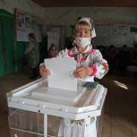 Жители Марий Эл приходят на избирательные участки в национальных костюмах