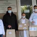 Волонтеры передали канцтовары пациентам детской областной больницы